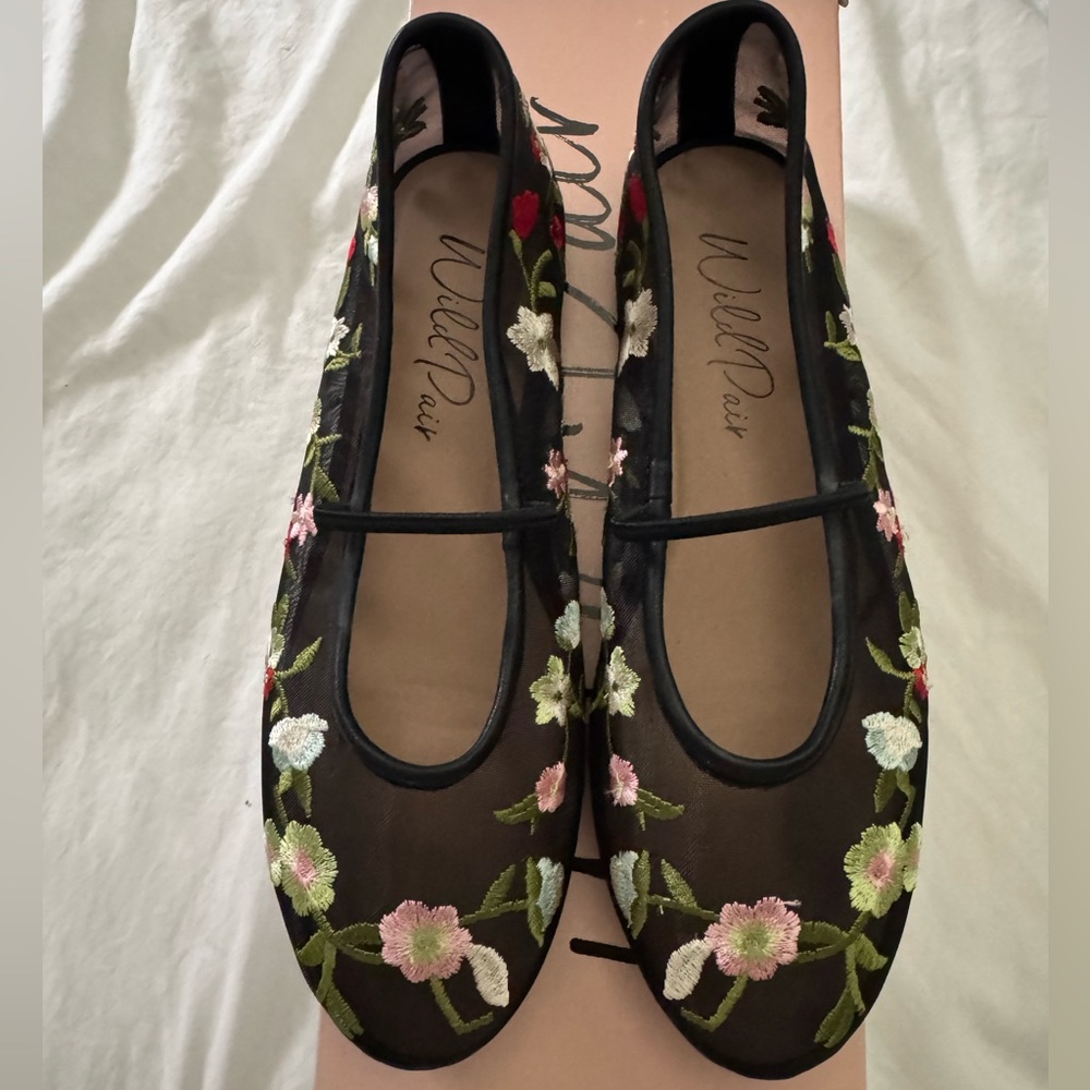 NIB Wild Pair mesh floral flats size 6